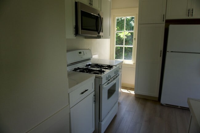 Building Photo - *** Unit is not available for showings until 01/01/2026 ***