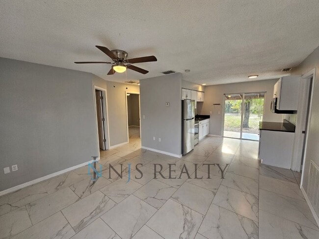 Building Photo - REDUCED PRICE!!!!  MUST SEE.. BEAUTIFUL IN...