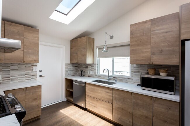 Building Photo - Contemporary Birdland Residence