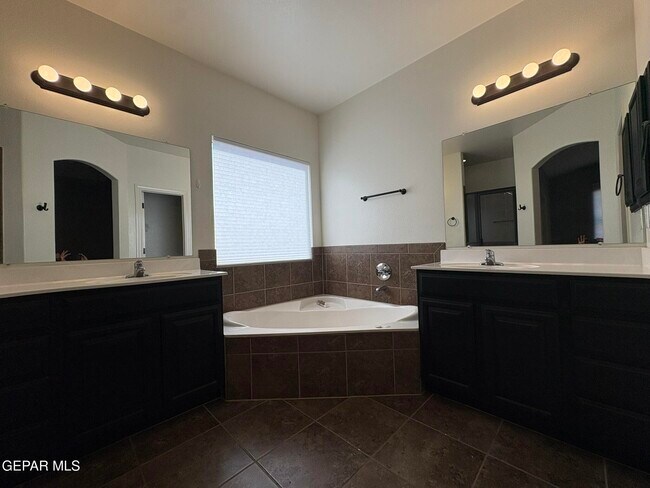 Building Photo - 12220 Branell Ln