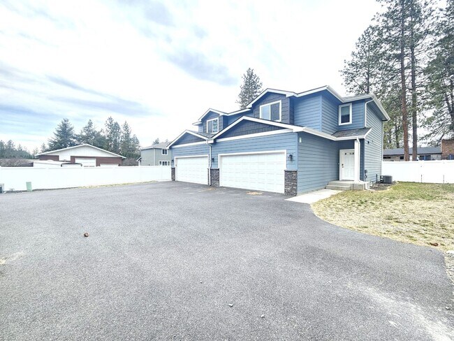 Building Photo - $2,250 - 3 Bed / 2.5 Bath Gorgeous Newer Built Duplex in North Spokane
