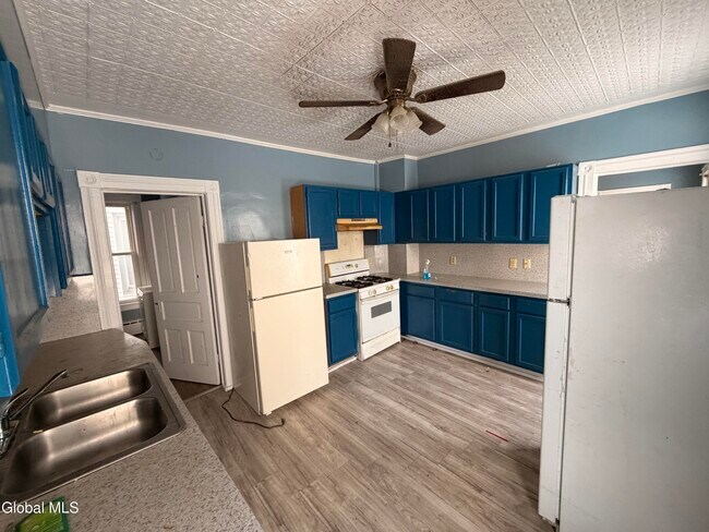 Building Photo - 18 Swan St