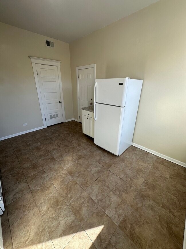 Building Photo - 953 N California Ave