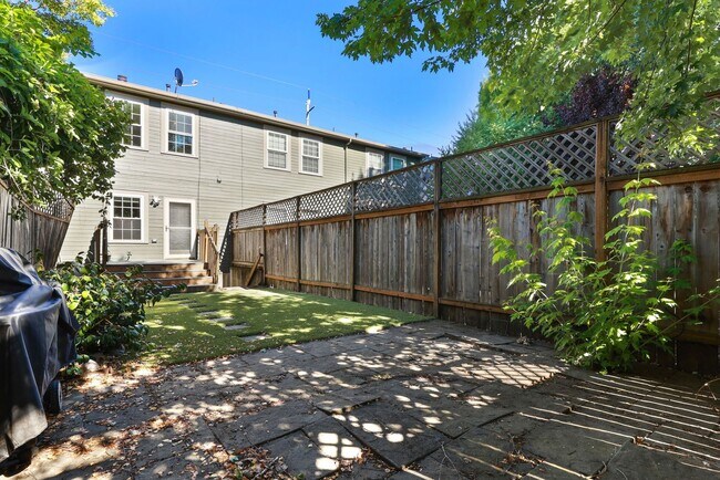 Building Photo - 6143 S Virginia Ave