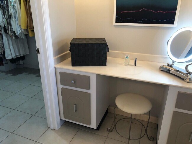 Building Photo - 3040 Lake Shore Dr