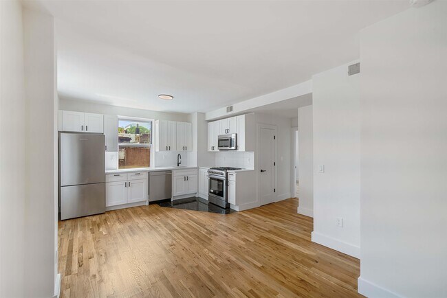 Building Photo - 163 3rd St