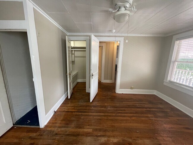 Building Photo - Simply the BEST! Adorable 1 Bedroom/1 Bath...