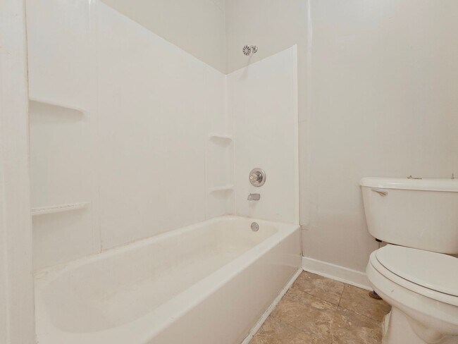 Building Photo - Spacious Three Bedroom Home