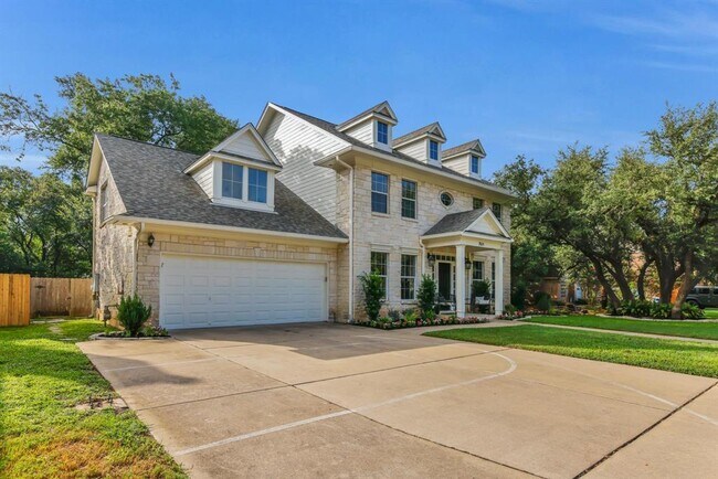 Building Photo - 701 Oaklands Dr