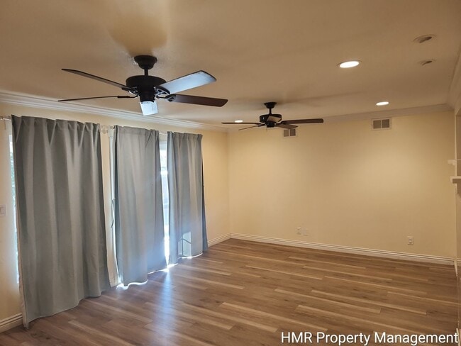 Building Photo - MOVE IN SPECIAL - Charming Single-Story Home