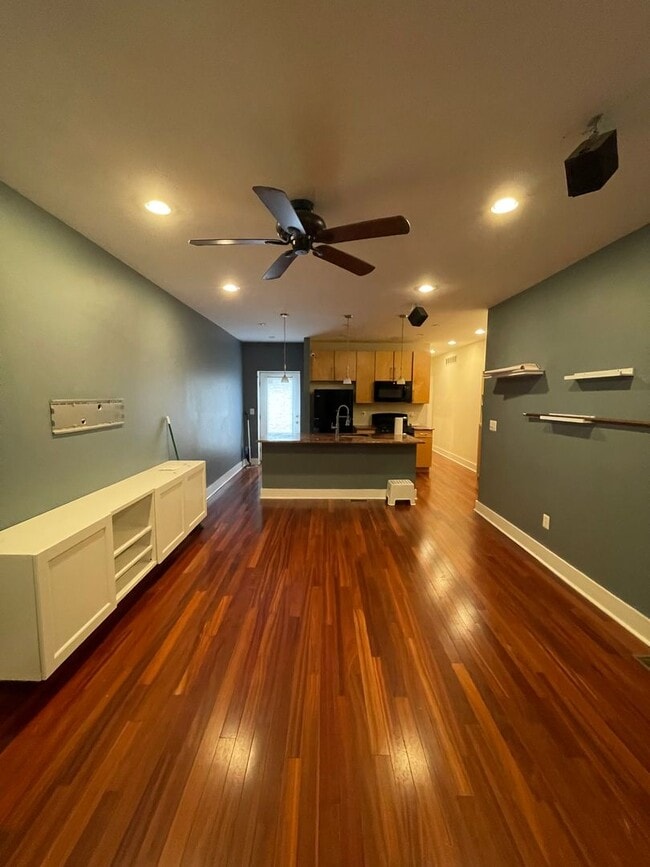 Building Photo - Modern  Bi-Level 1st Fl. 2 Bed, 2 Bath Nor...