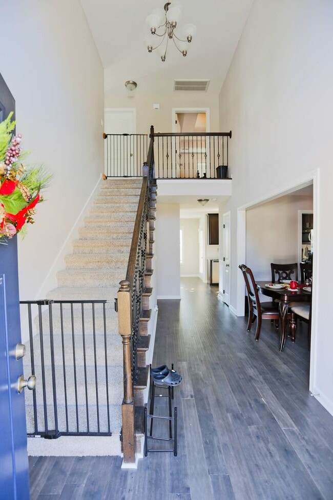 Building Photo - Beautiful Clarksville Rental