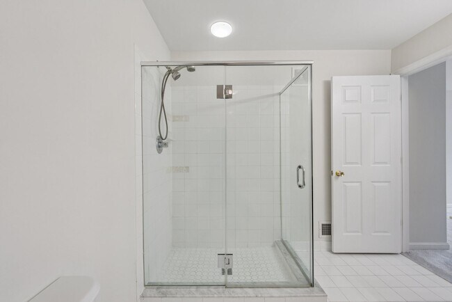 Building Photo - Beautiful End-Unit Townhome-Style Condo Ne...
