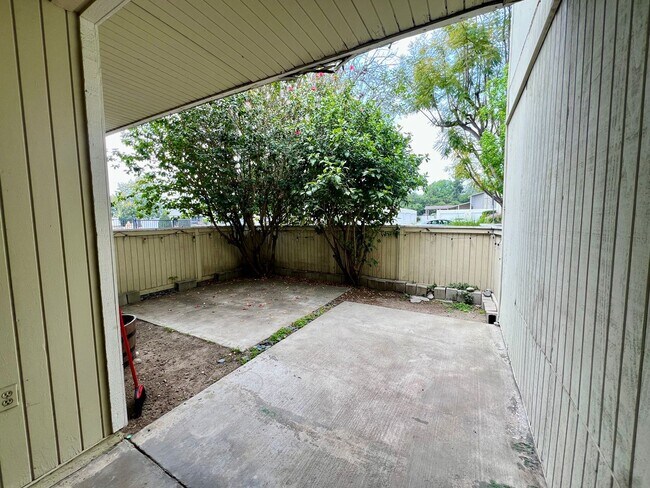 Building Photo - Lovely 2bd. condo in Claremont w/2 car garage