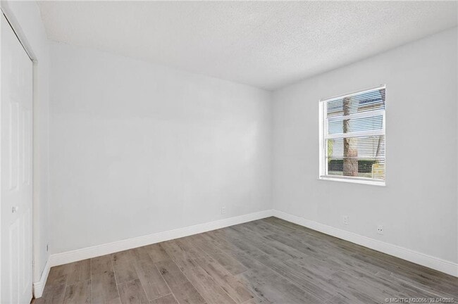 Building Photo - 1564 SE Royal Green Cir