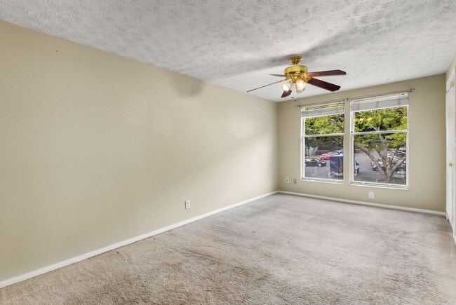 Building Photo - Great Location 2nd Floor Condo