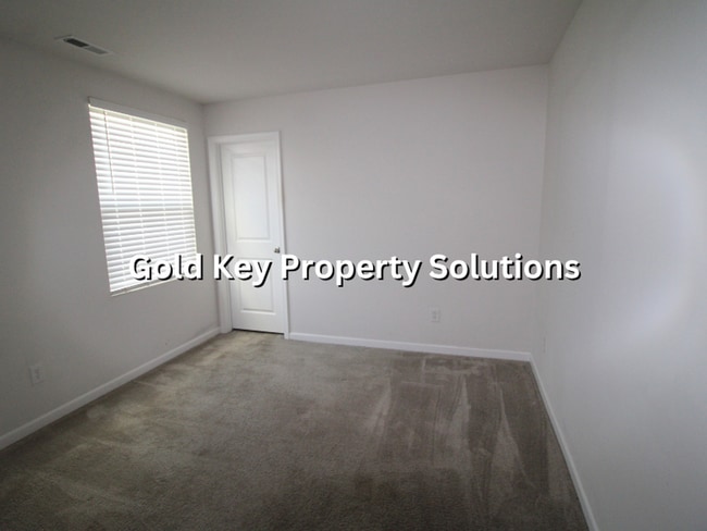 Building Photo - 9739 Oak Grove Dr