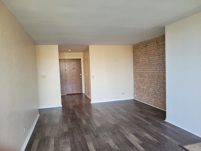 Building Photo - 6010 Oakwood Dr