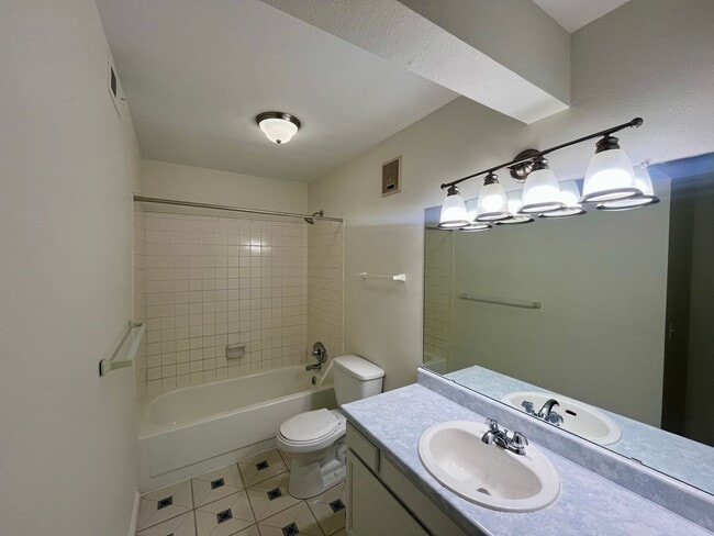 Building Photo - $500 Move in Special - 2nd Floor 1bed/1bath with Laundry and Parking!