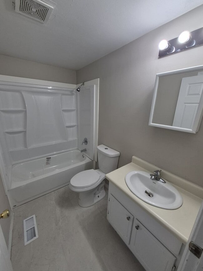 Building Photo - 705 Highland Trce