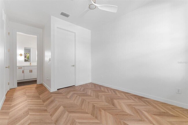 Building Photo - 102 W Adalee St