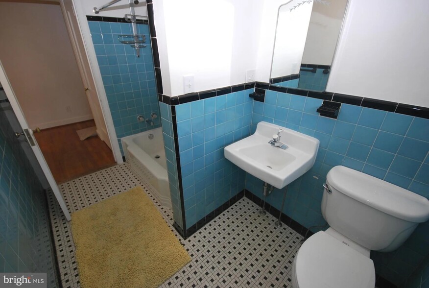 Upstairs bathtub with hall linen closet - 5404 Wilson Ln