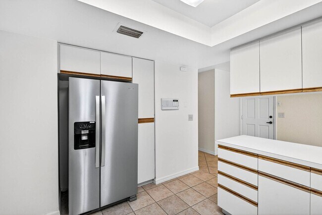 Building Photo - 1,961SF Condo | 3 Bedrooms & 2.5 Bathrooms...