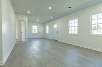 Building Photo - Newly Re-designed home N.Chas!
