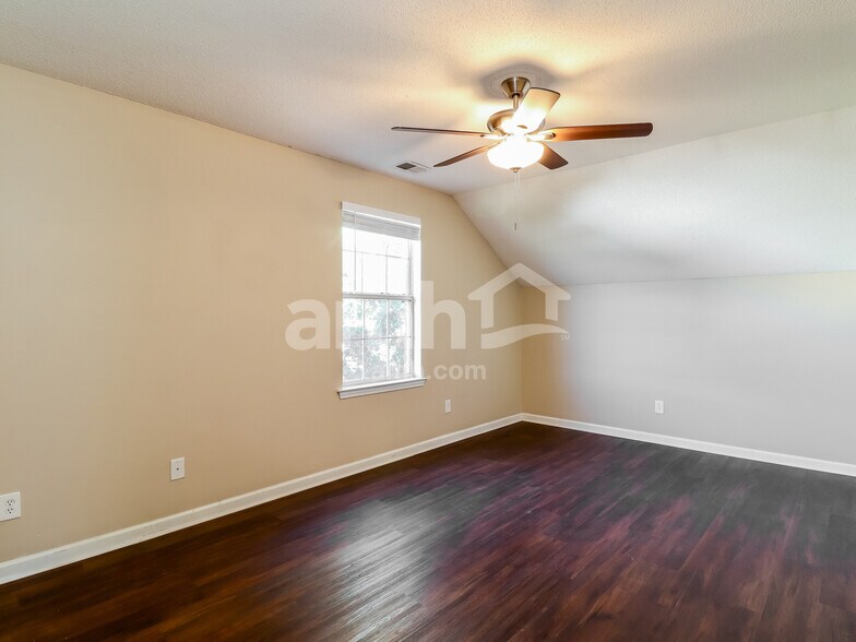 Building Photo - 194 Stoney Xing