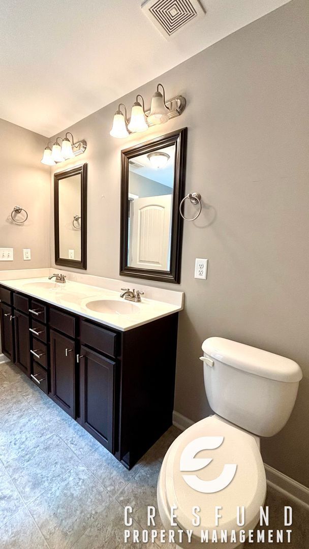 Building Photo - Spacious, Stylish & Close to It All – 3 Be...