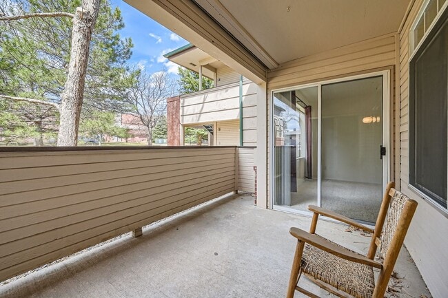 Building Photo - 2 Bed, 2 bath in Quiet Community. New HVAC, New Flooring. Community pool and clubhouse access inc...