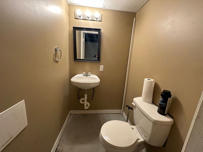 Building Photo - 1821 SW Moundview Dr