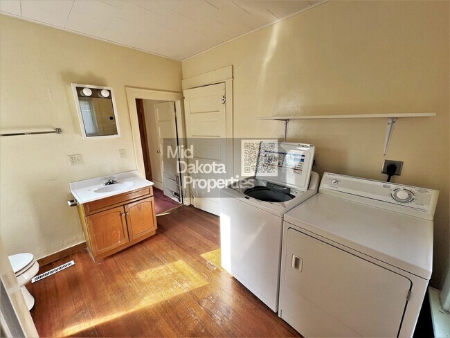 Building Photo - 1200 E 3rd-2 Bedroom house