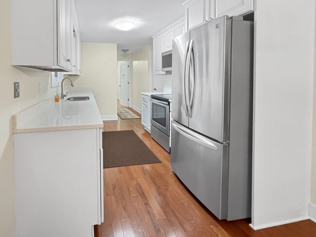 Building Photo - 15858 Lake Ave