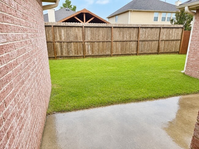 Building Photo - 2319 Ligustrum Flower Dr