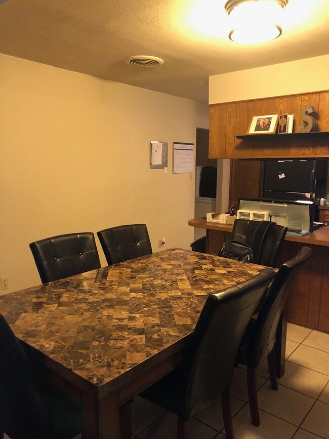 Building Photo - READY TO RENT! 3/2/2