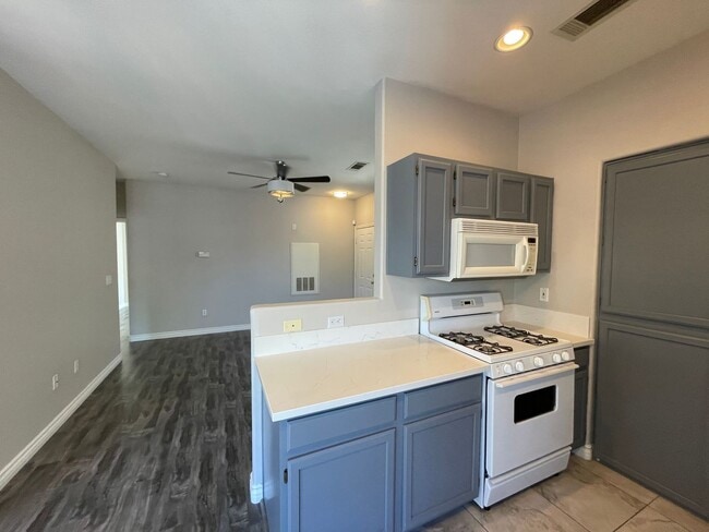 Building Photo - 2 Bedroom Summerlin Condo - Gated community