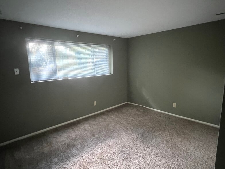 Basement bedroom - 6811 Balsam Ln N