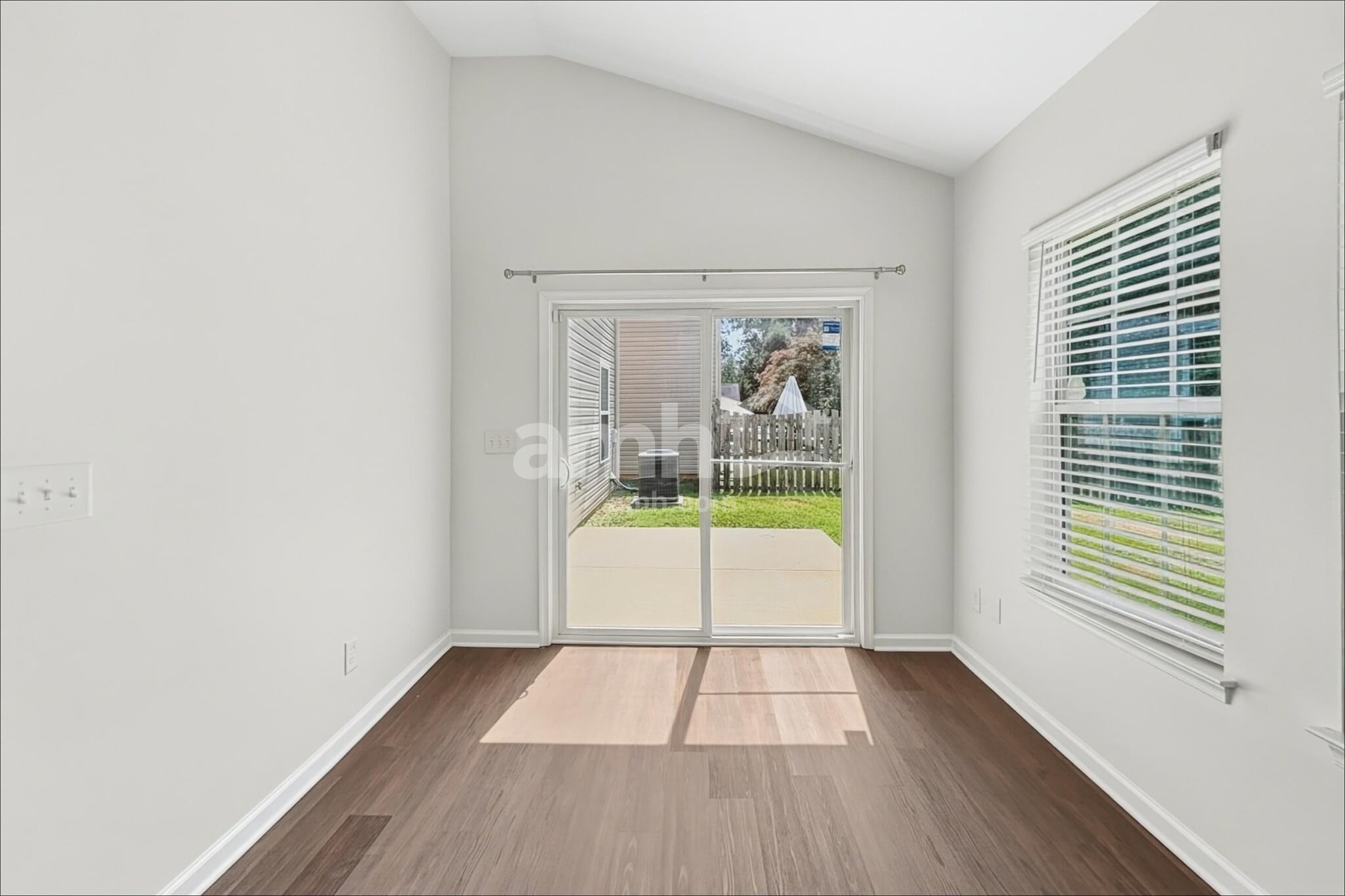 Building Photo - 7923 Suttonview Dr