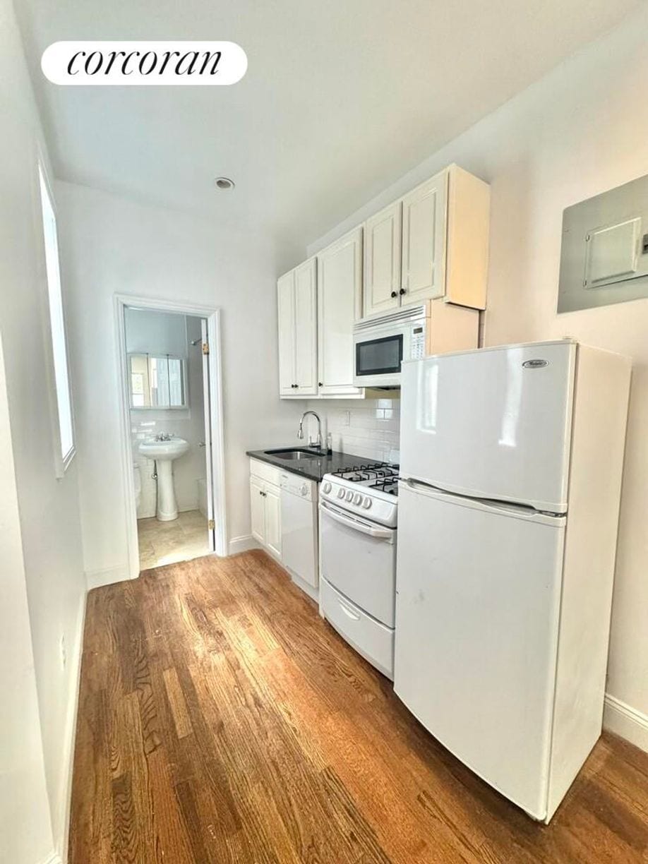 Building Photo - 507 E 81st St