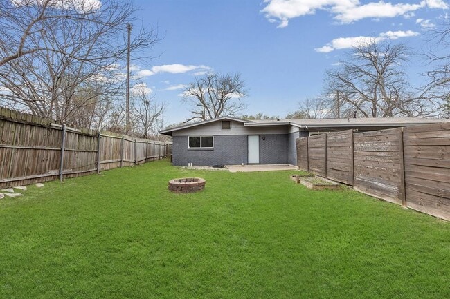 Building Photo - 11301 Oakwood Dr