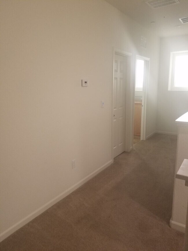 Building Photo - Beautiful, Large 4 BR/2.5 Bath Home,  Lots of light!  Great Neighborhood!