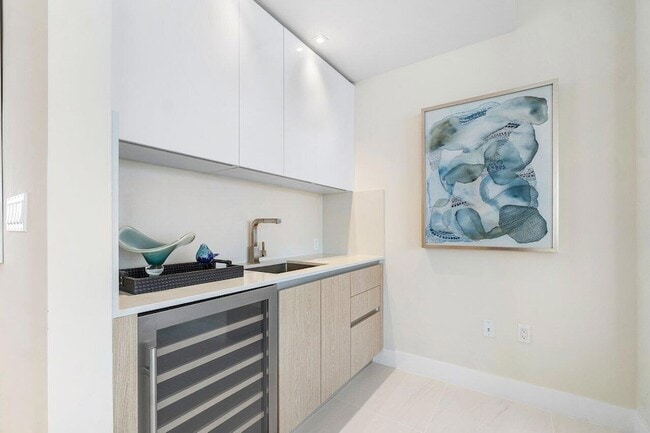 Building Photo - 3100 N Ocean Dr