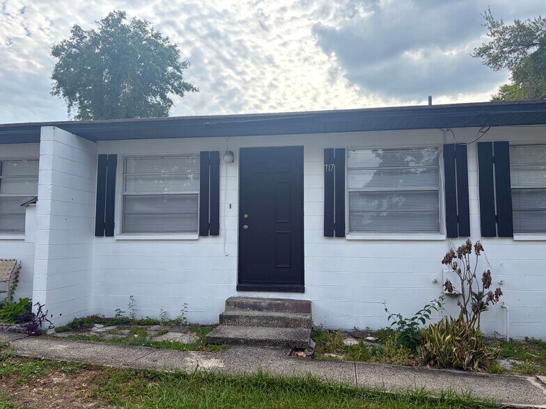 Building Photo - 717 Angelina Ln