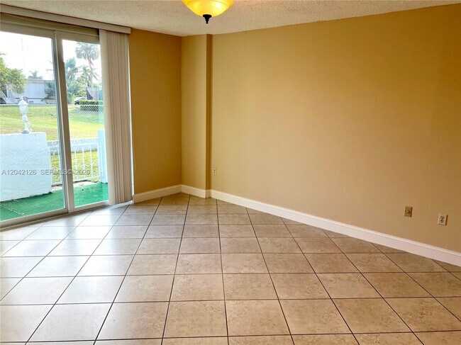 Building Photo - 919 Hillcrest Dr