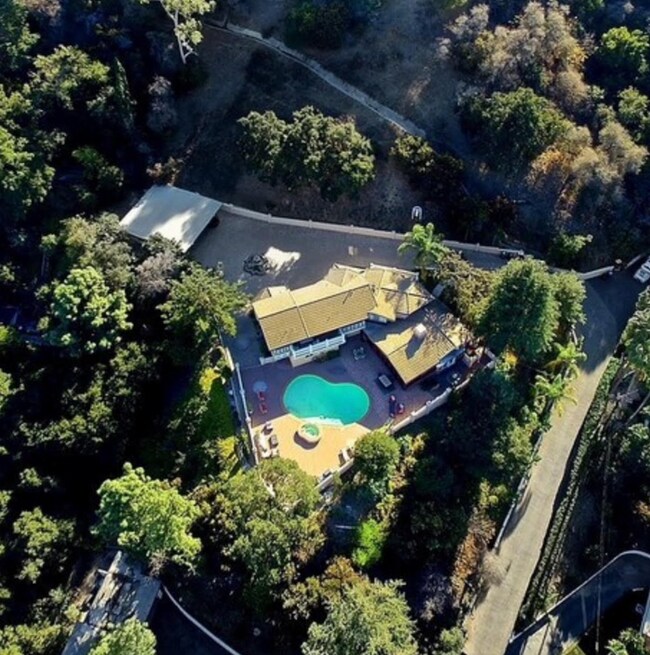 Building Photo - 3200 Oakley Dr