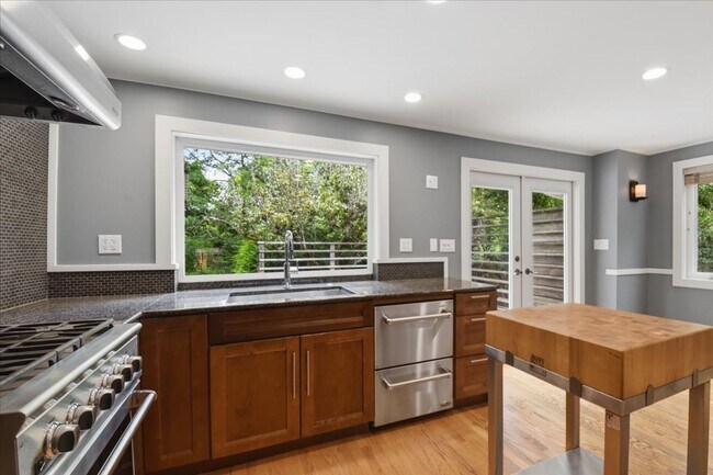 Building Photo - 2Bd/1Ba Seattle Home