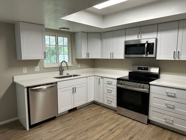 Building Photo - Single Family Residence 5 Bed | 2 Bath