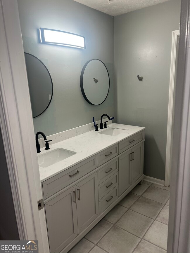 Building Photo - 922 Sharon Ct