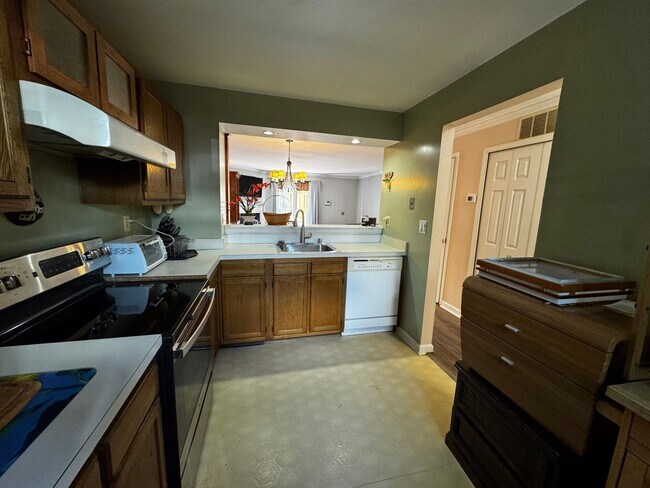 Building Photo - Furnished 2BR, 2BA Condo with Backyard in ...